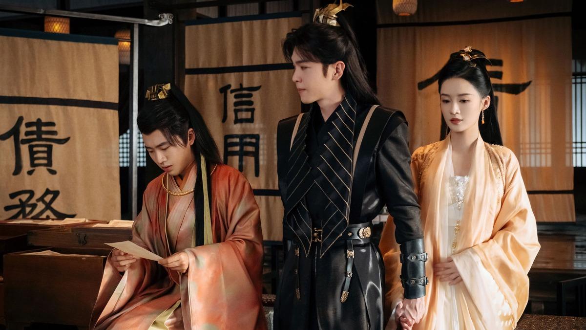 郭麒麟(左起)戲裡為賺錢竟慫恿兄嫂張若昀、李沁離婚。(圖/中天娛樂台提供)