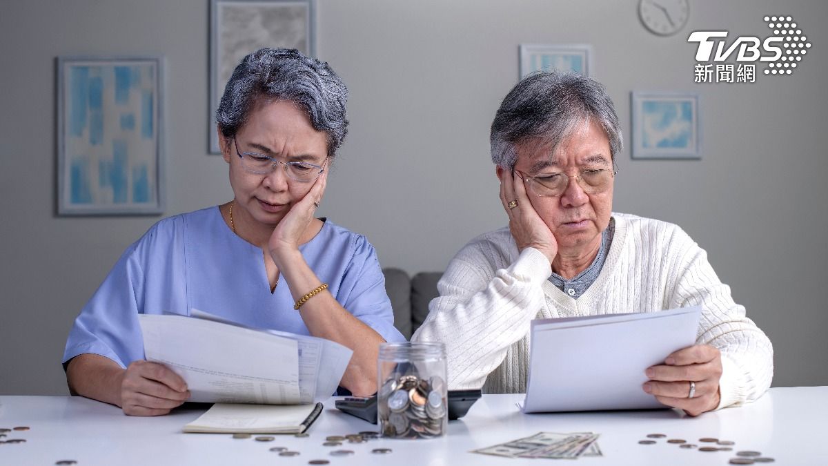 6旬男省吃儉用40年盼退休享福　妻遞存摺「一句話」讓他夢碎