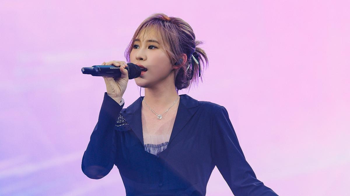 重回爸媽求婚地!五月天冠佑愛女鳥巢開唱 華服藏玄機笑翻粉絲