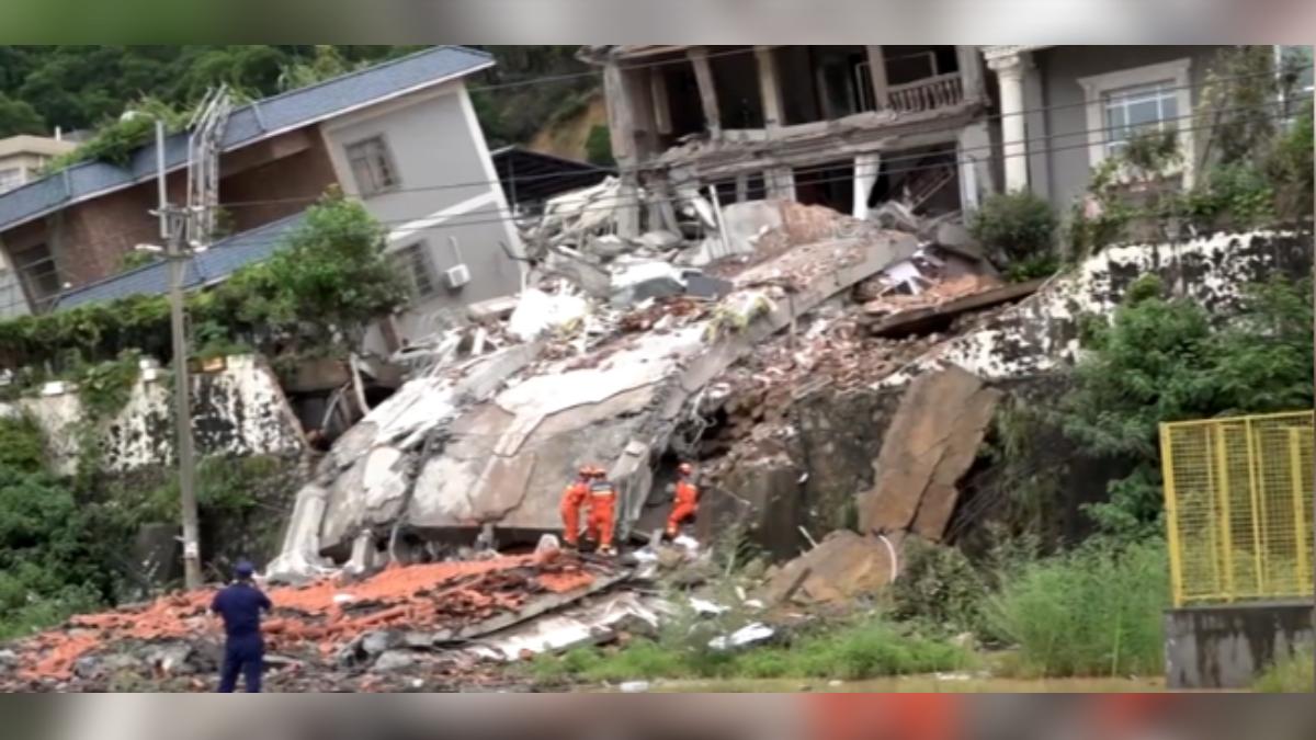 廣東省廣州市白雲區因為連日暴雨，發生山坡地崩塌，數棟建築物傾倒，現場慘不忍睹。（圖／CCTV+）