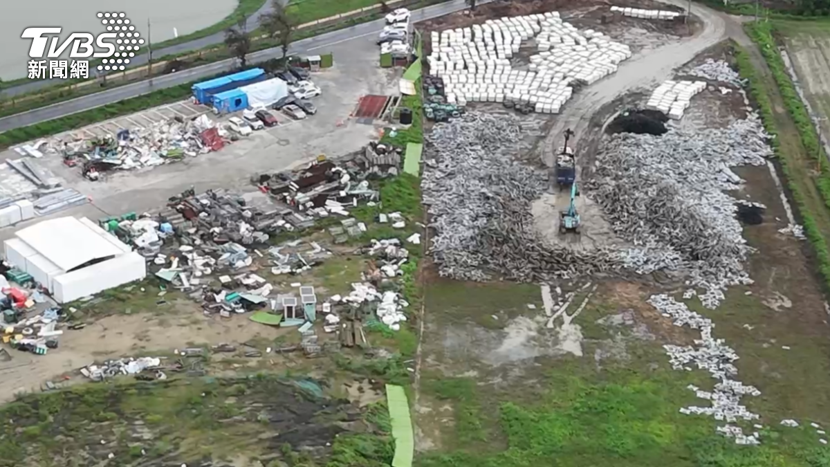 廢棄光電板雜亂堆疊在農地上,但流出的汙水,農民擔心恐怕會汙染農田。(圖/TVBS)