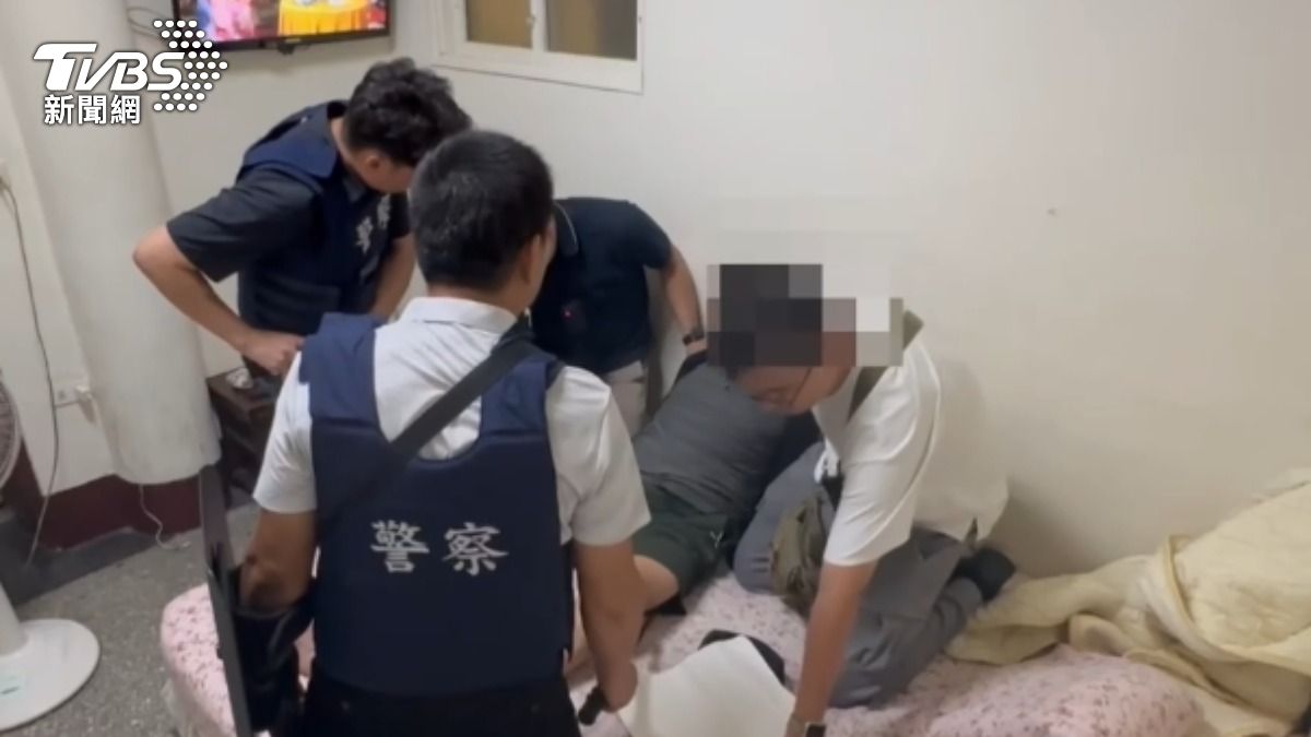 男子被警方於旅館內逮獲。（圖／TVBS）