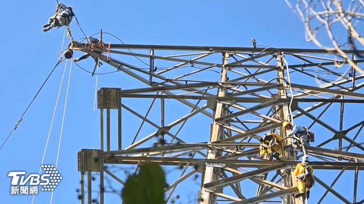 台電與特搜隊合力,利用手搖千斤頂、滑輪高空救援。(圖/TVBS)