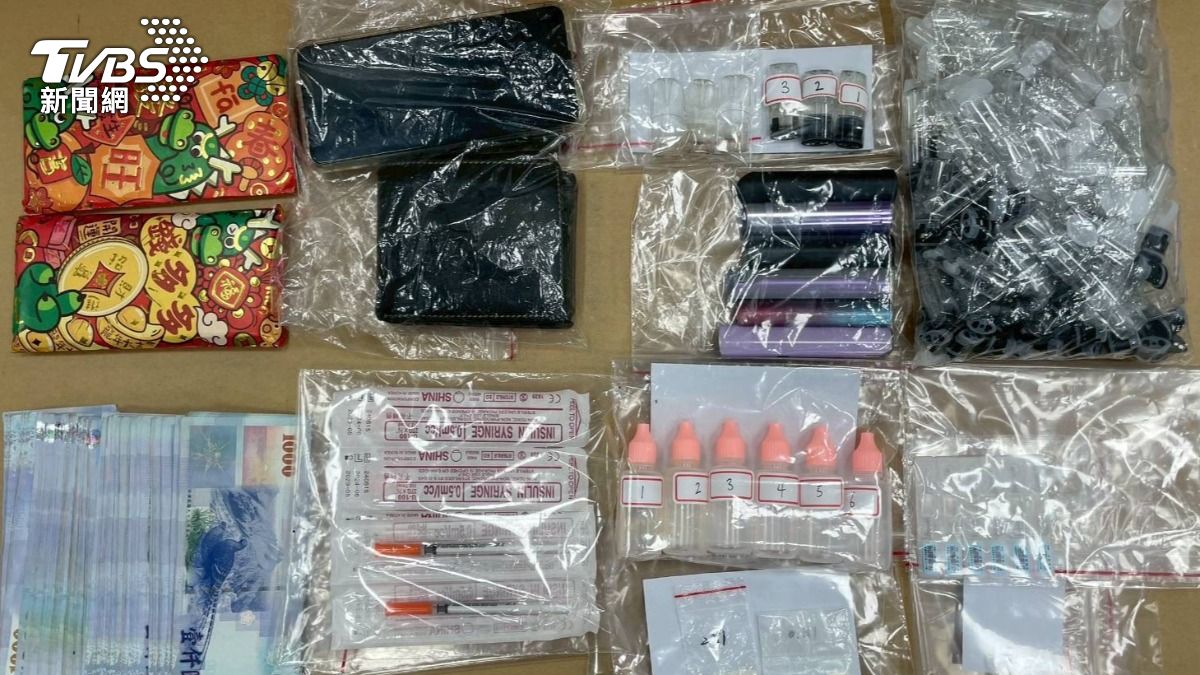男子被警方於旅館內逮獲，身上藏有現金與毒品。（圖／TVBS）