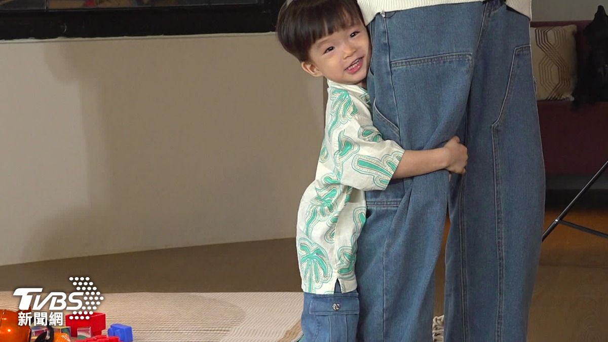 張雁名第一次看見兒子笑容感動想哭。(圖/TVBS)