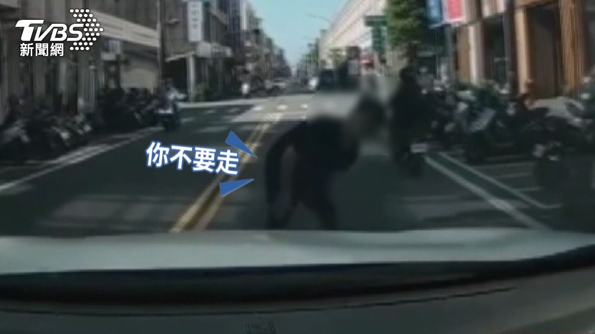 假跌倒真碰瓷!男拍打車門喊「不要走」嚇壞駕駛 過程全錄下。(圖/民眾提供)