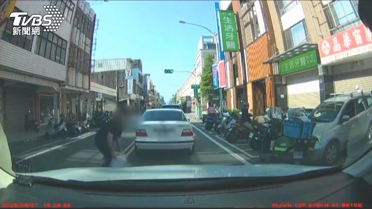 假跌倒真碰瓷!男拍打車門喊「不要走」嚇壞駕駛 過程全錄下。(圖/民眾提供)