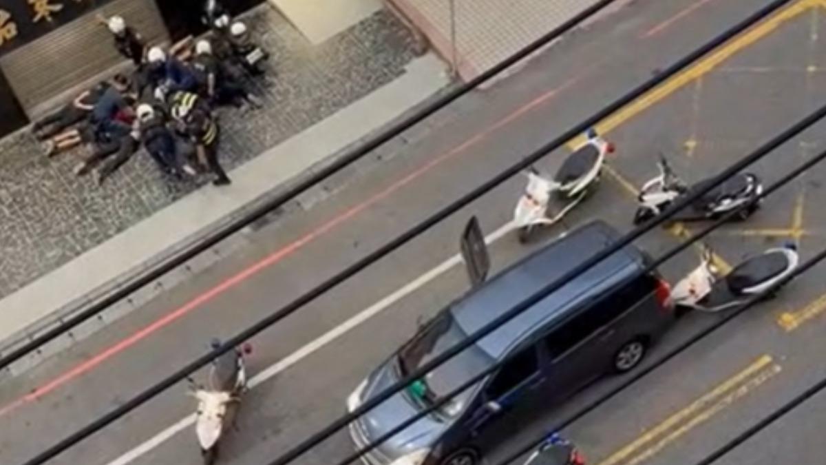 警方將休旅車上的失聯移工壓制在路邊。(圖/畫面翻攝桃園爆報(二)臉書)