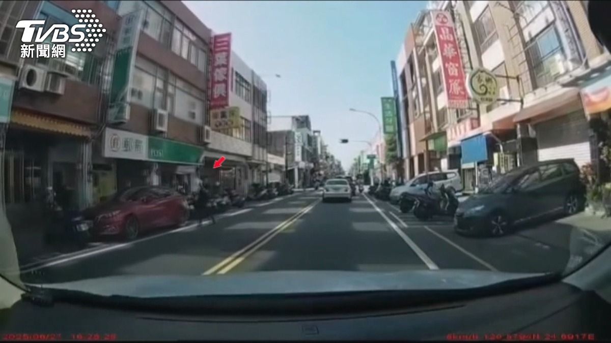 苗栗碰瓷男拍車 「假摔戲碼」全被錄。(圖/民眾提供)