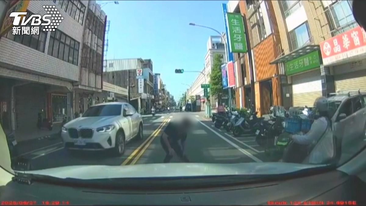 苗栗碰瓷男拍車 「假摔戲碼」全被錄。(圖/民眾提供)
