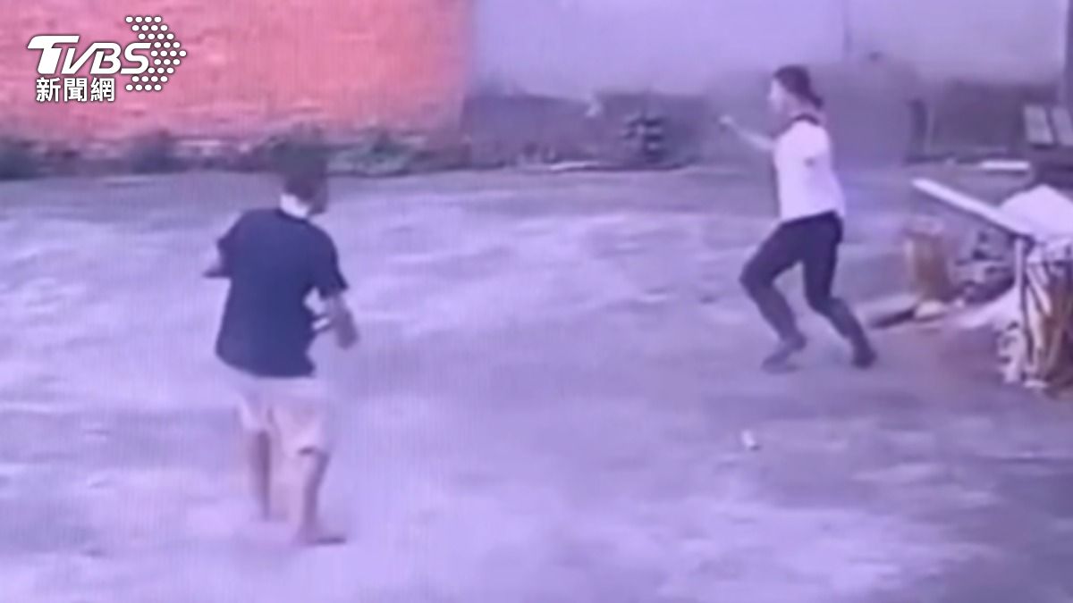 黑衣男持刀威脅婦人。(圖/畫面民眾提供)