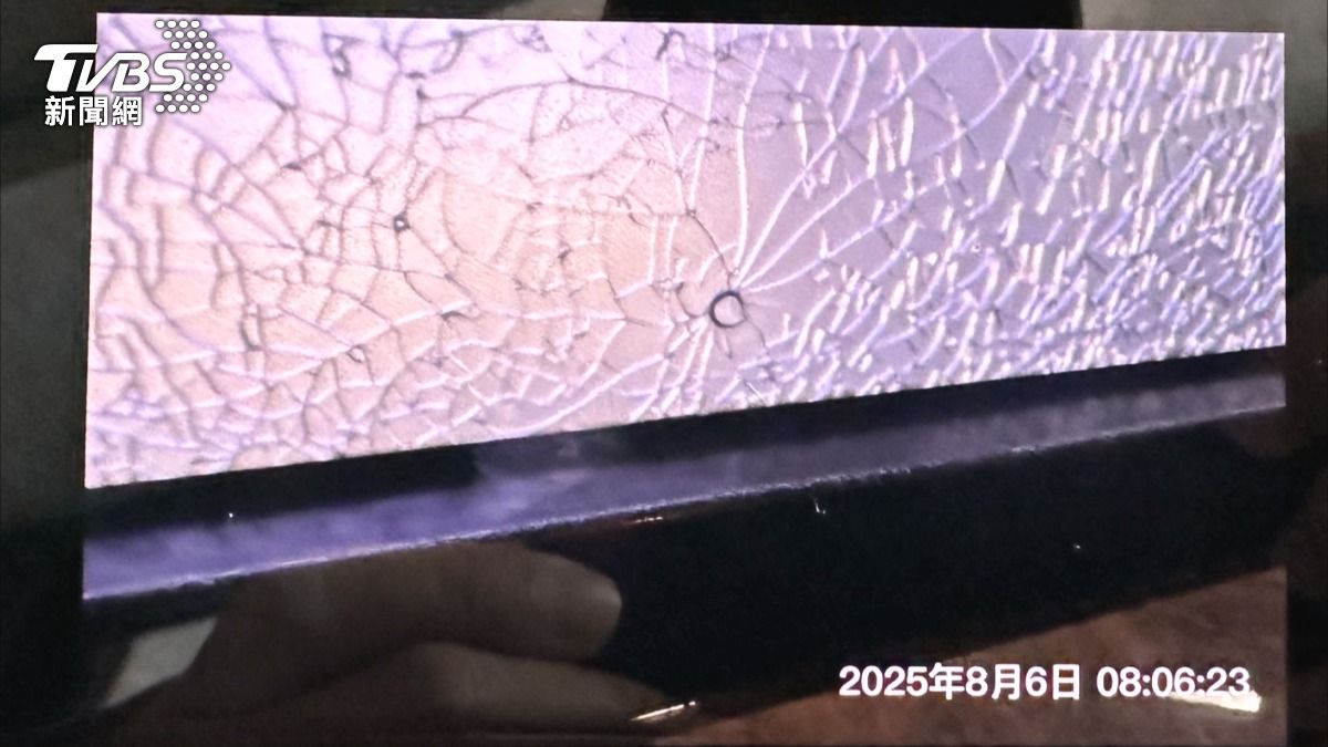 台中社區疑遭鋼珠射擊 四戶玻璃龜裂居民恐慌。(圖/民眾提供)