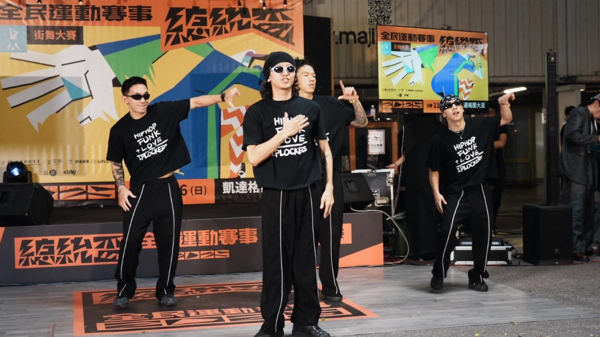 台灣街舞圈傳奇之一IP Lockers A組職業身份代表為「總統盃街舞大賽」站台。(圖/勝星娛樂提供)
