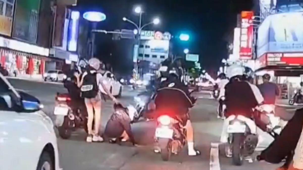 機車「翹孤輪」後座短褲女子重摔在地。(圖/翻攝自社會事影音)