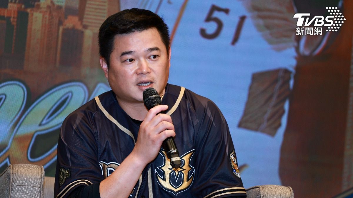 胡金龍在記者會中接受專訪。(圖/華子琛攝)