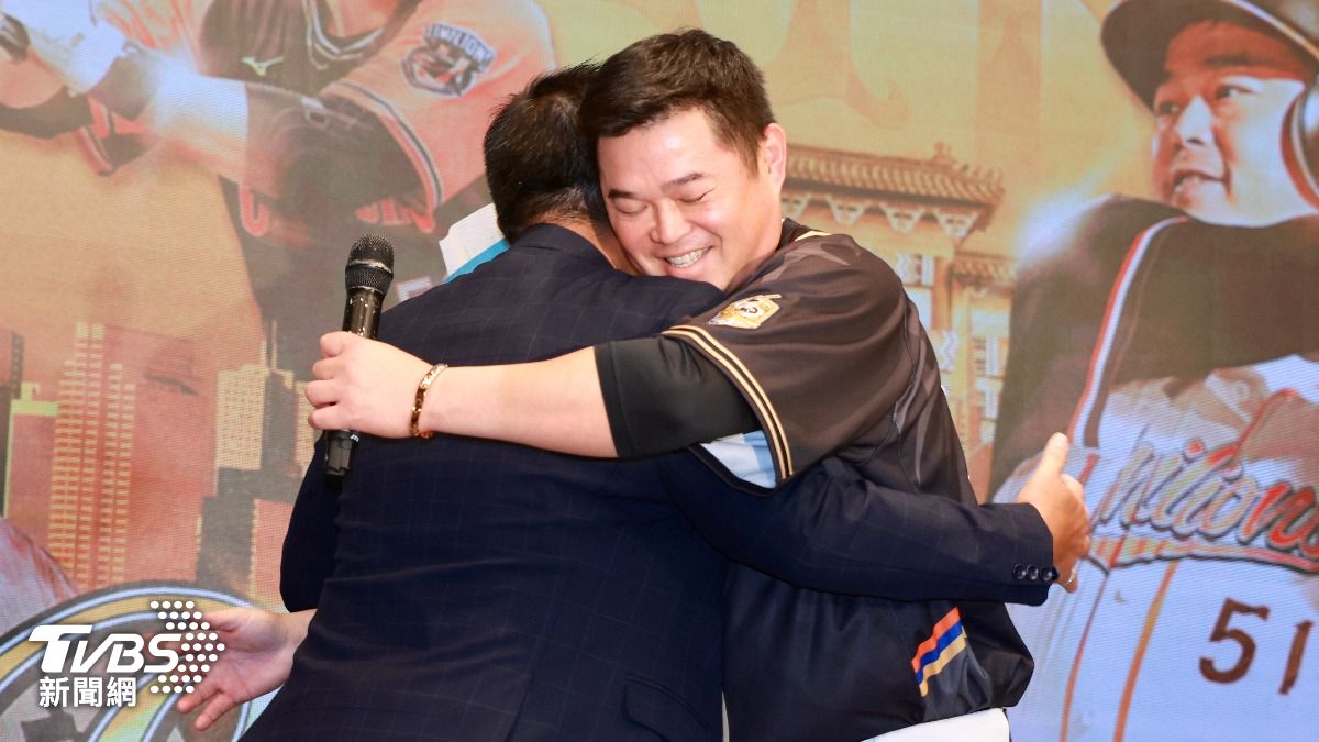 統一獅胡金龍引退記者會,陳江和特別到場。(圖/華子琛攝)