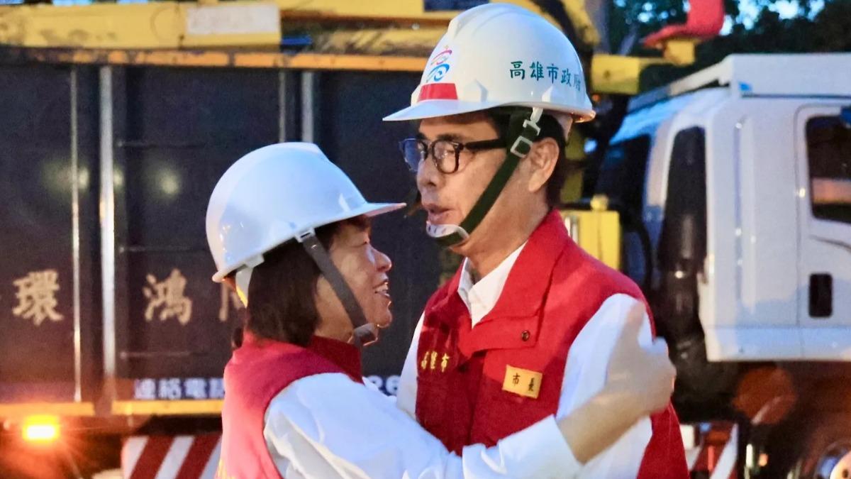 高雄市長陳其邁與嘉義市長黃敏惠在災區擁抱。（圖／翻攝自臉書＠陳其邁）