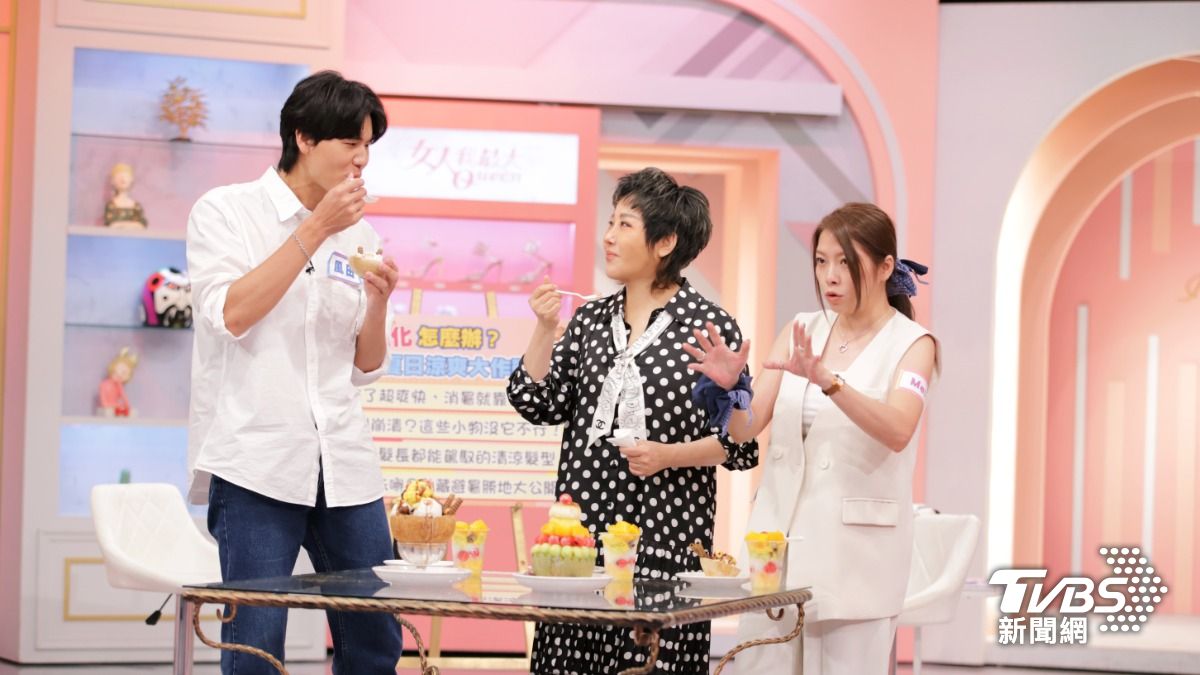 Mei(右起)介紹視覺系冰品,藍心湄與風田連連點頭稱好。(圖/TVBS)