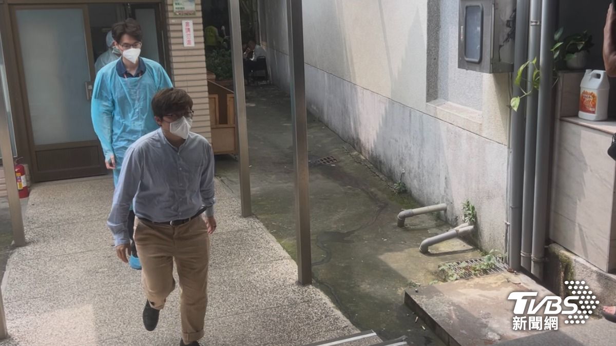 台中地檢署檢察官黃鈺雯協同法醫赴崇德殯儀館,針對詹智能遺體解剖。(圖/林冠丞攝)