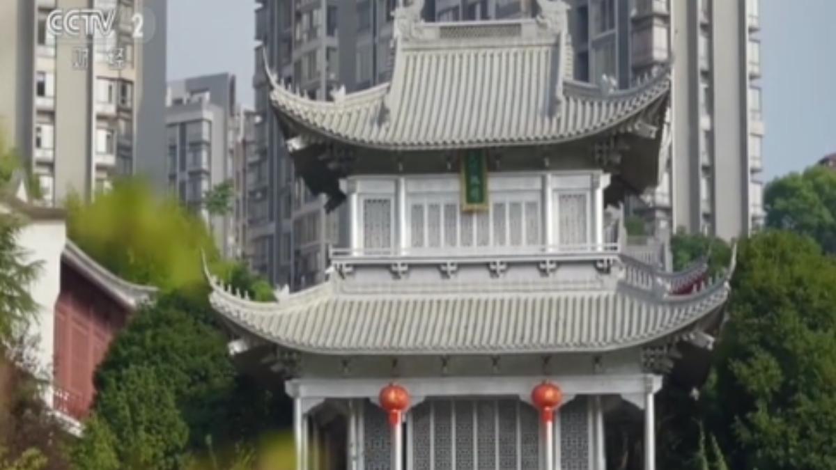 國際銀價驚驚漲，白銀再次吸引市場目光，大陸湖南郴州有一家號稱用5萬兩白銀打造的「銀樓」，吸引遊客來打卡朝聖。（圖／大陸央視）