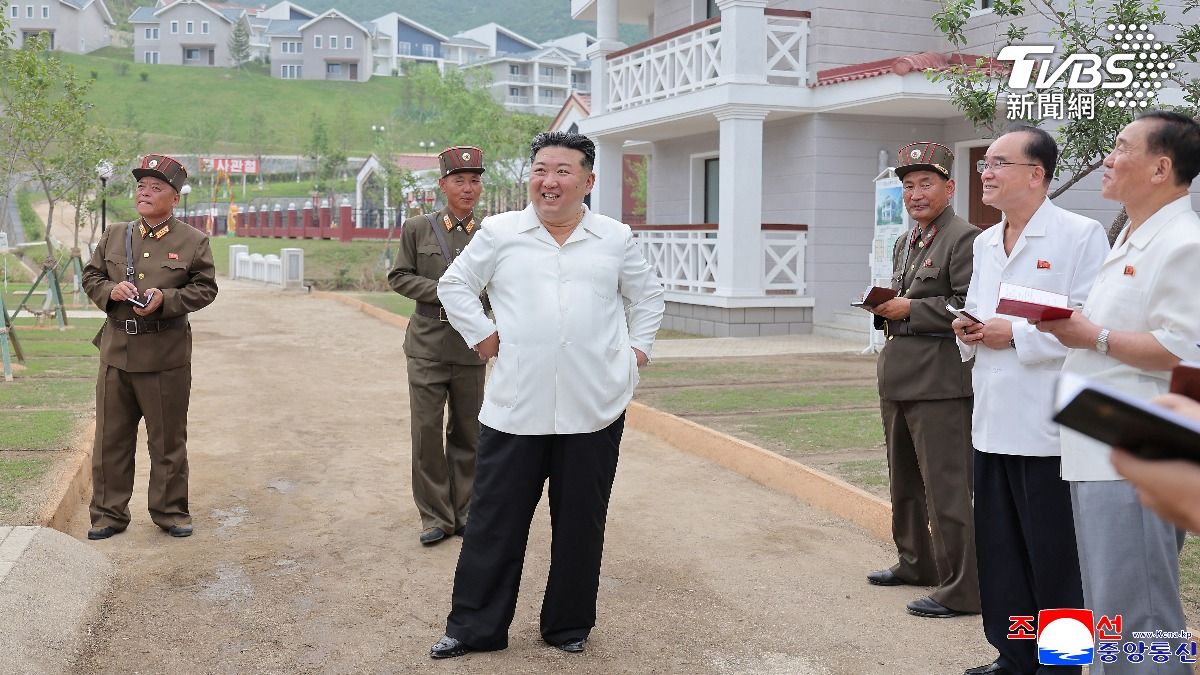 金正恩視察堤防面露微笑 照片抓包「施工漏洞百出」