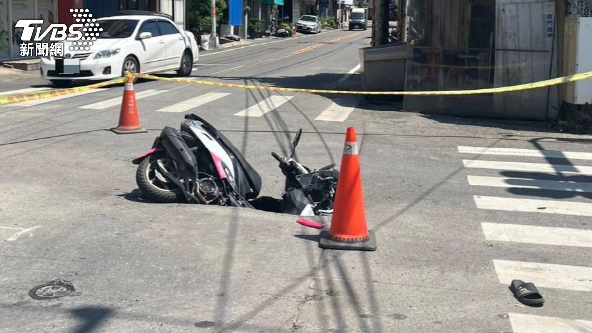 彰化男騎車慘摔「跌進天坑」掛彩 機車一半被吞沒