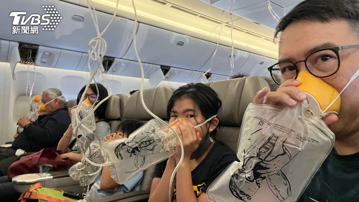 班機上的旅客急忙戴氧氣罩。(圖/旅客提供)