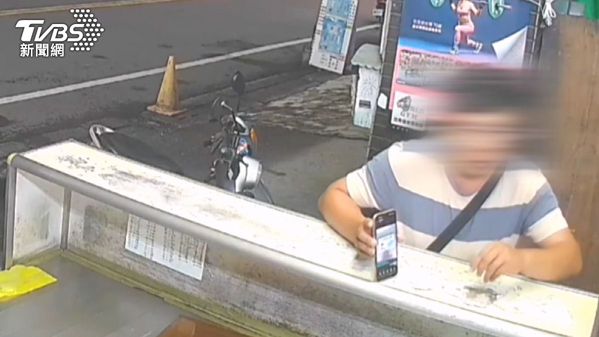 自稱郵差的男子,拿出證件證明身分,再以親人生病為由行騙(圖/TVBS)