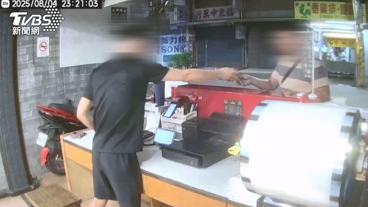 自稱郵差男子稱奶奶住院,飲料店店員二話不說,掏出2千元上當。(圖/TVBS)