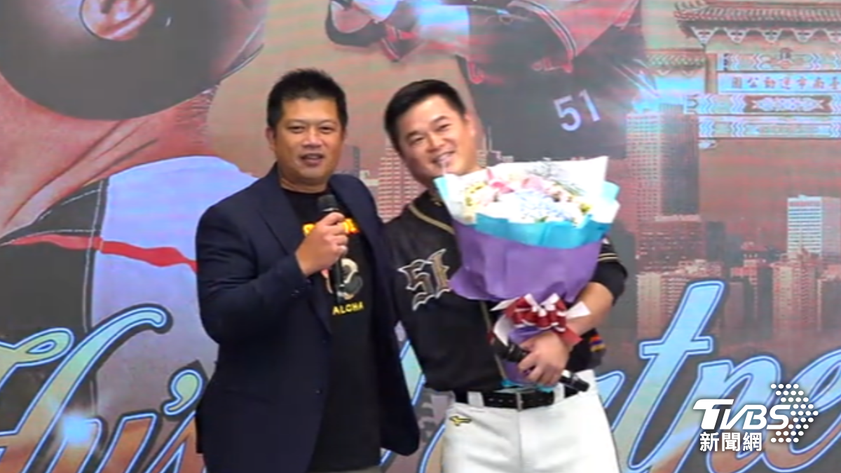 統一獅外野手胡金龍引退記者會陳江和現身祝福。(圖/TVBS)