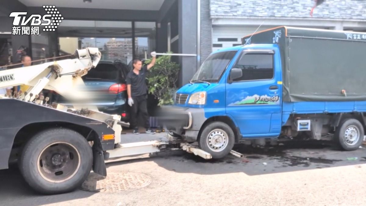 堆滿回收物的貨車因「長期佔用道路」也被拖吊,女屋主返家崩潰。(圖/TVBS)