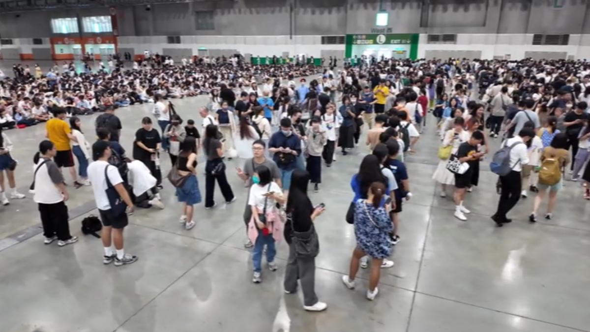 文博IP展逾2萬人,天熱移冷氣房排,民眾開玩笑表示場面像集中營。(圖/TVBS)