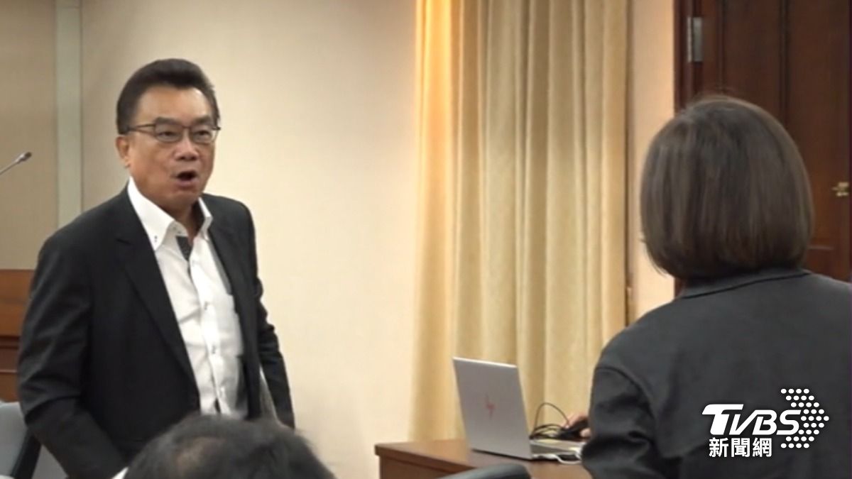 民眾黨立委林國成,與民進黨立委陳培瑜在協商後爆發口角。(圖/TVBS)