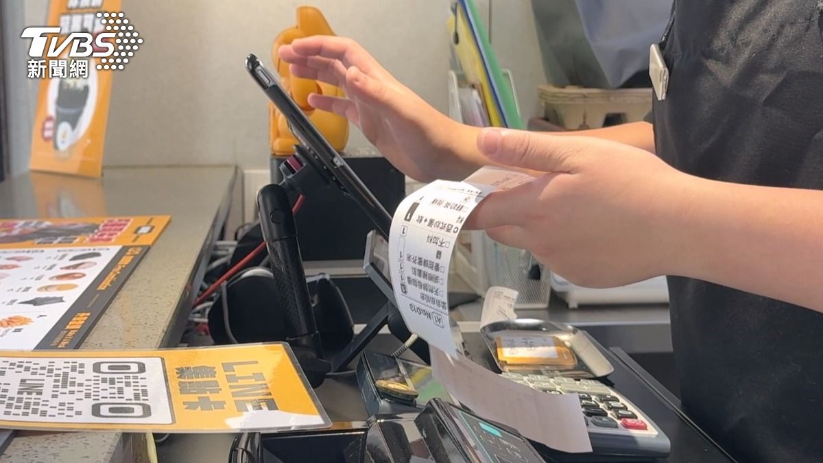 負責兌換的店員發現異常,當下就感到疑惑。(圖/TVBS)