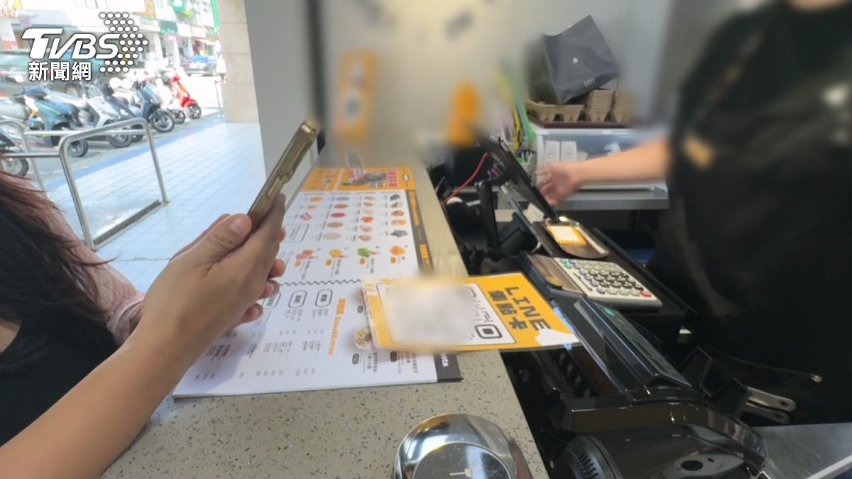 可能是拍下QR碼後,在特定時間內自行掃描集點。(圖/TVBS)