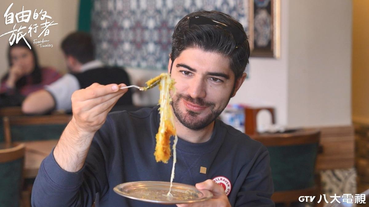 圖佳抗拒不了甜點的誘惑。(圖/八大提供)