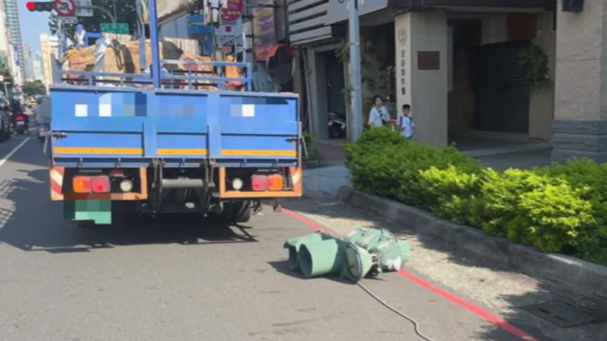 高雄貨車吊臂未收釀事故,路人驚逃躲騎樓。(圖/TVBS)