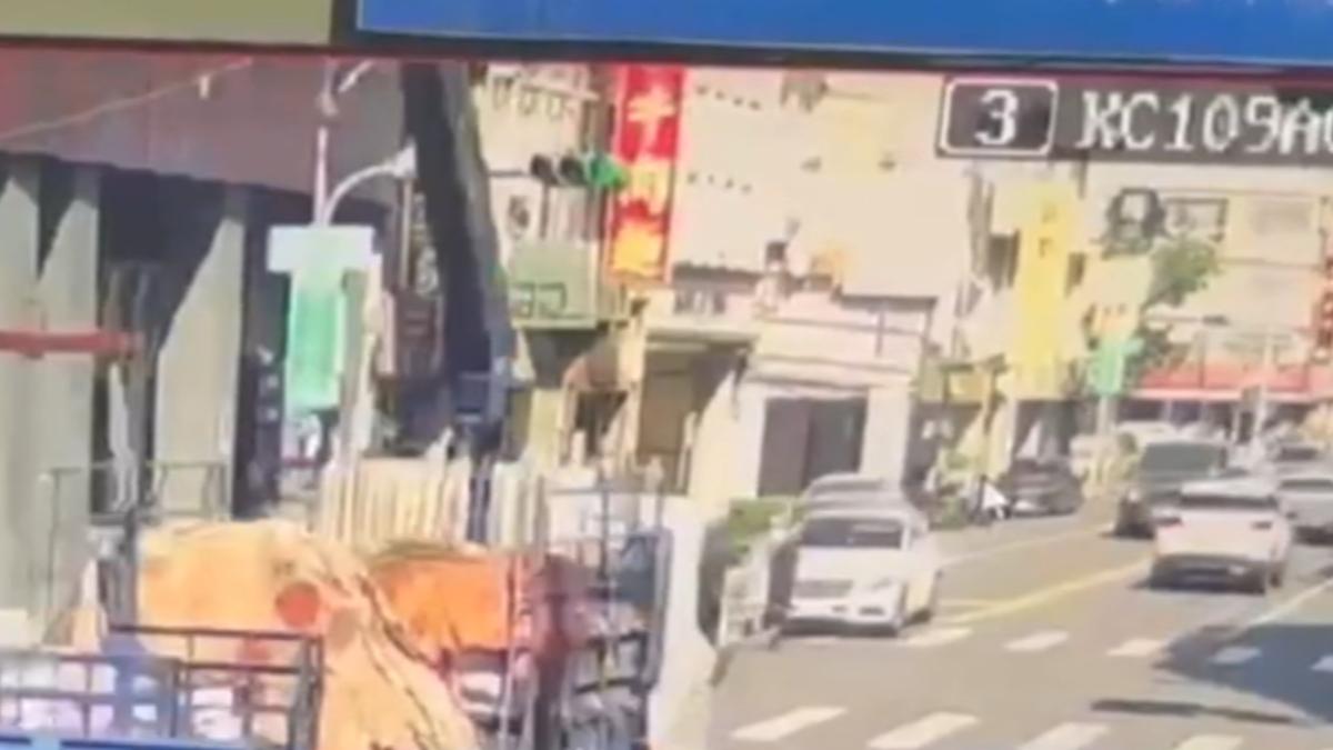 粗心!大貨車吊臂未收,擊落路口紅綠燈。(圖/TVBS)