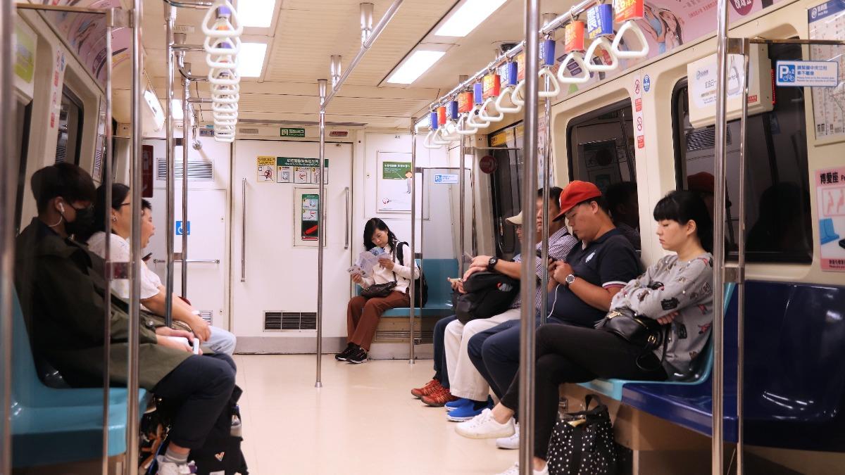 寶媽推嬰兒車搭捷運。(示意圖/shutterstock達志影像)