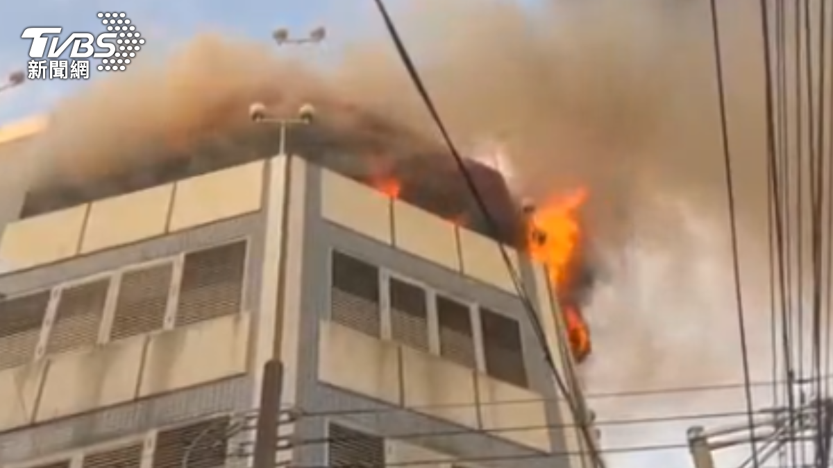 爆炸聲不斷! 嘉義東市場旁大火 5樓「神明廳陷火海」