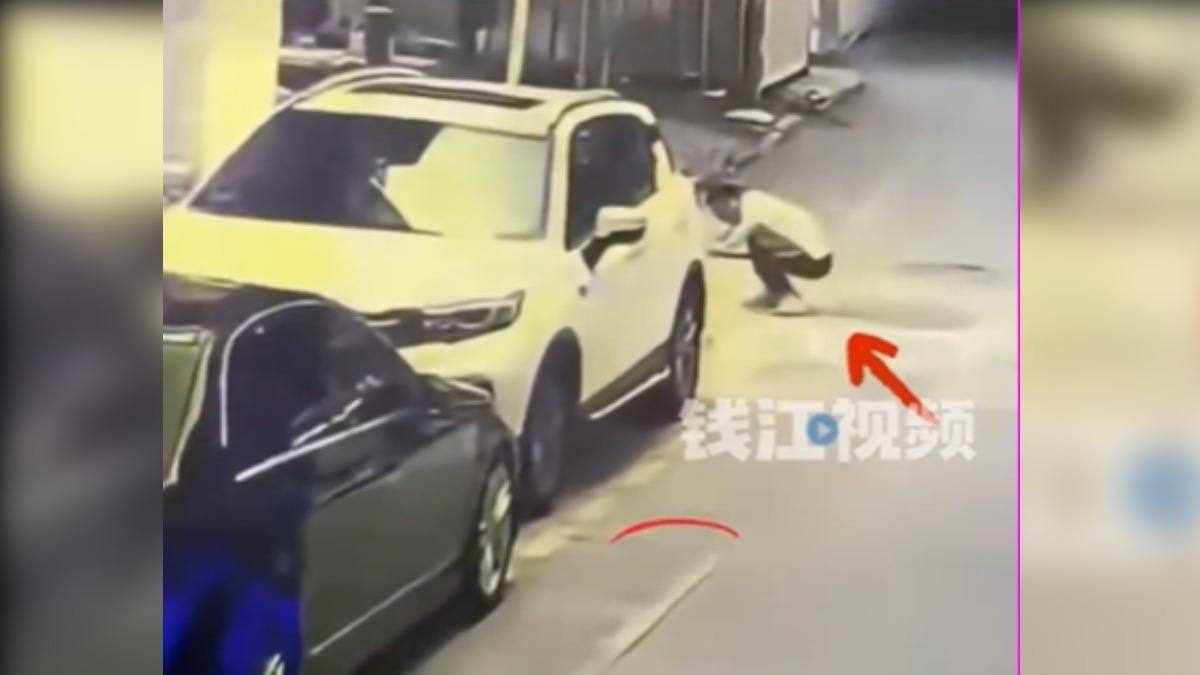 男子從各個角度射殺躲在車底下的貓咪。(圖/翻攝自微博)