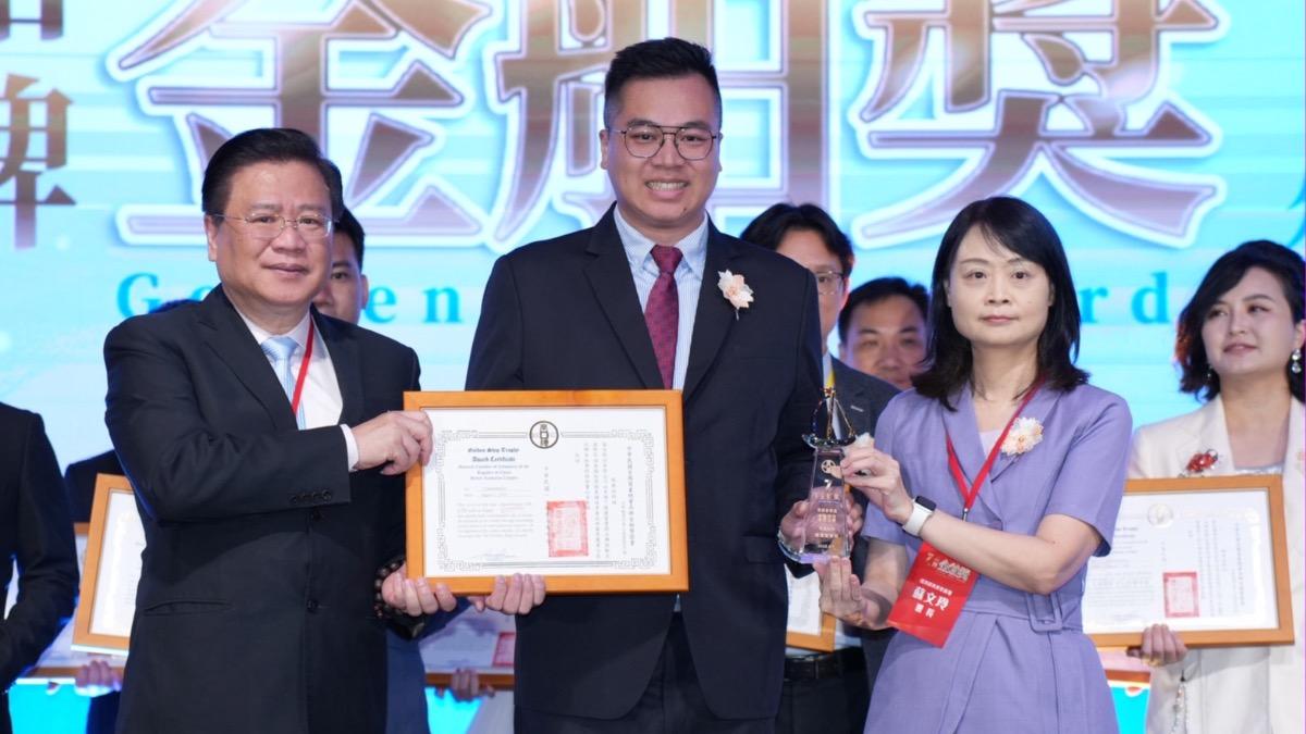 濬詮股份有限公司得獎品牌「捷捷寶寶粥」創辦人 邱璟瑞(中)接受表揚。(圖/商總提供)