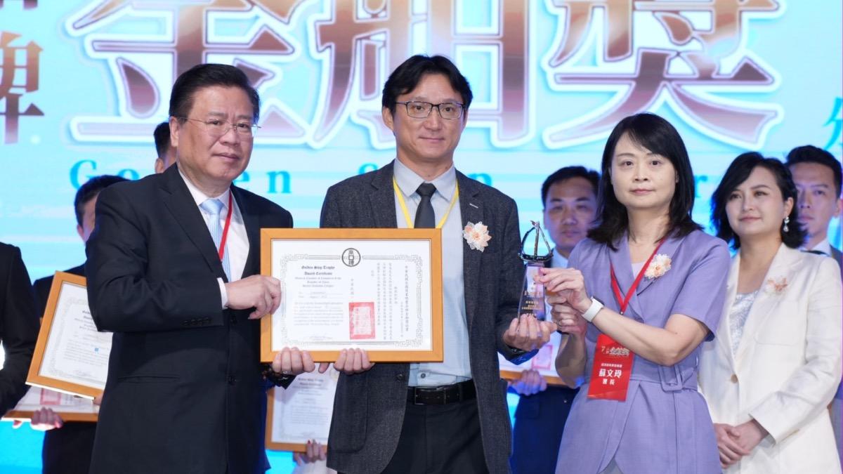 雷文虎克生物技術股份有限公司得獎品牌「雷文虎克」執行長 徐丞志(中)接受表揚。(圖/商總提供)
