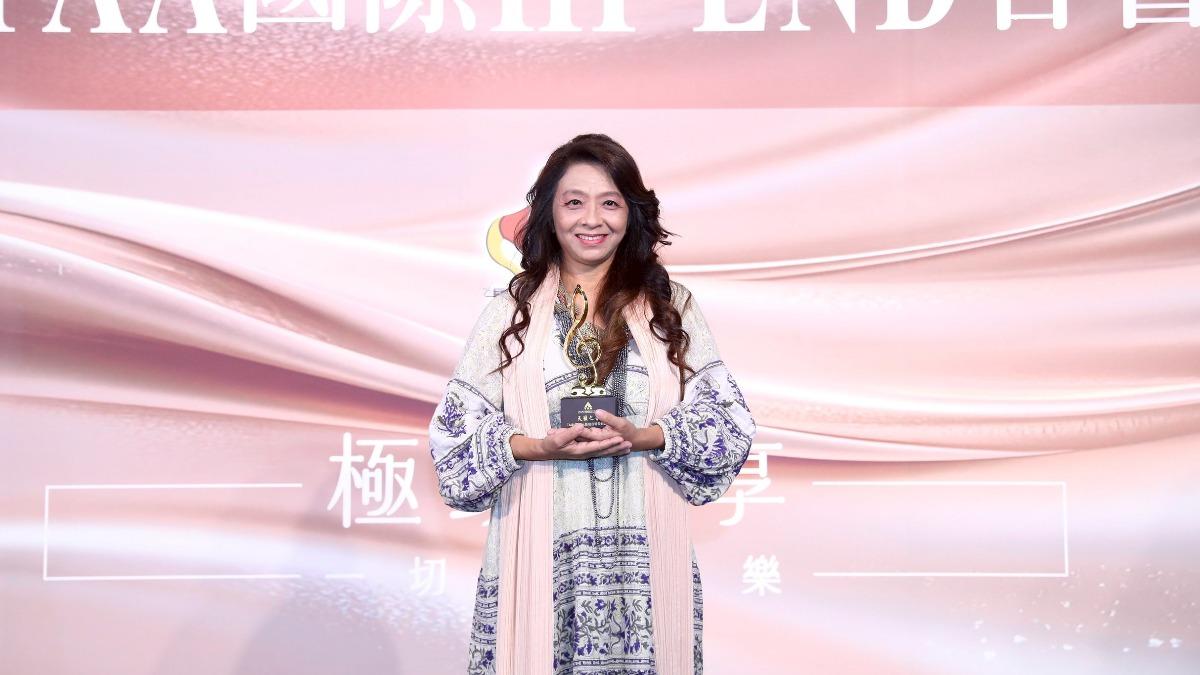 最美阿嬤露面了!61歲金曲玉女美成這樣 問到退休回應了
