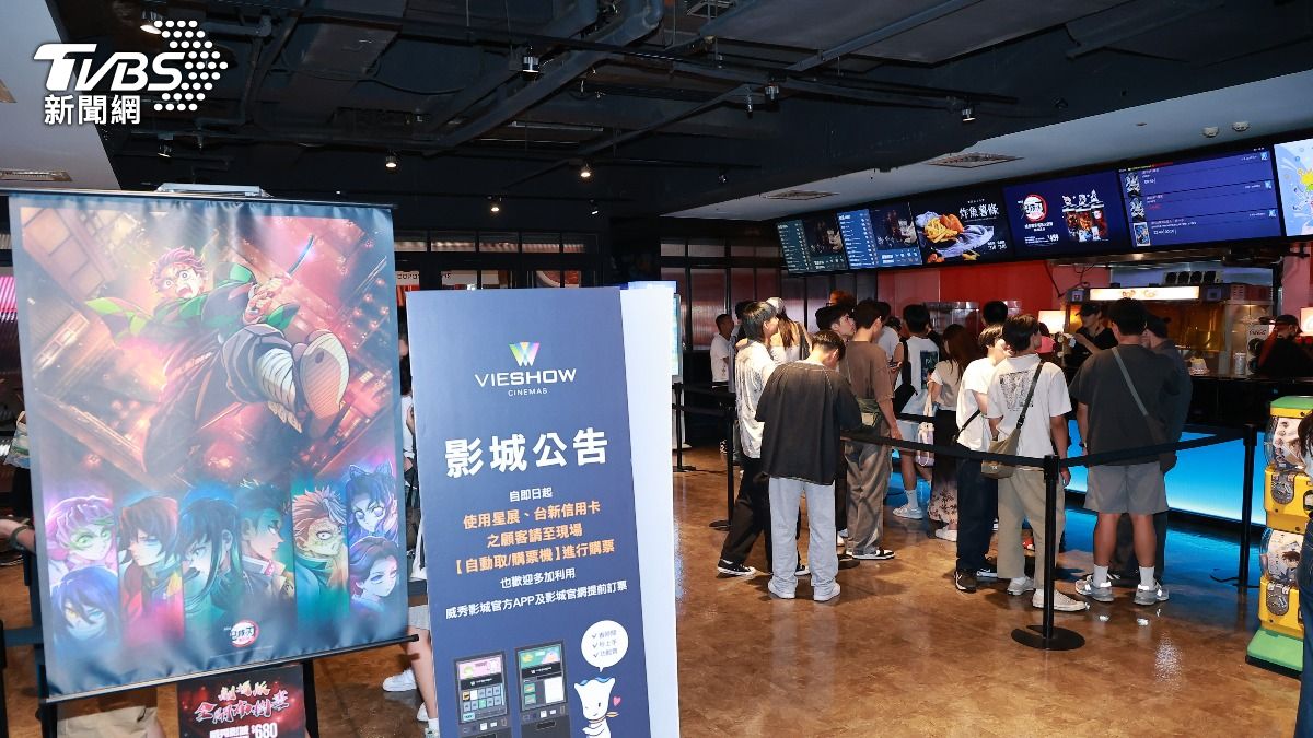 已經臨近午夜,信義威秀影城現場湧現購票人潮。(圖/黃城碩攝)