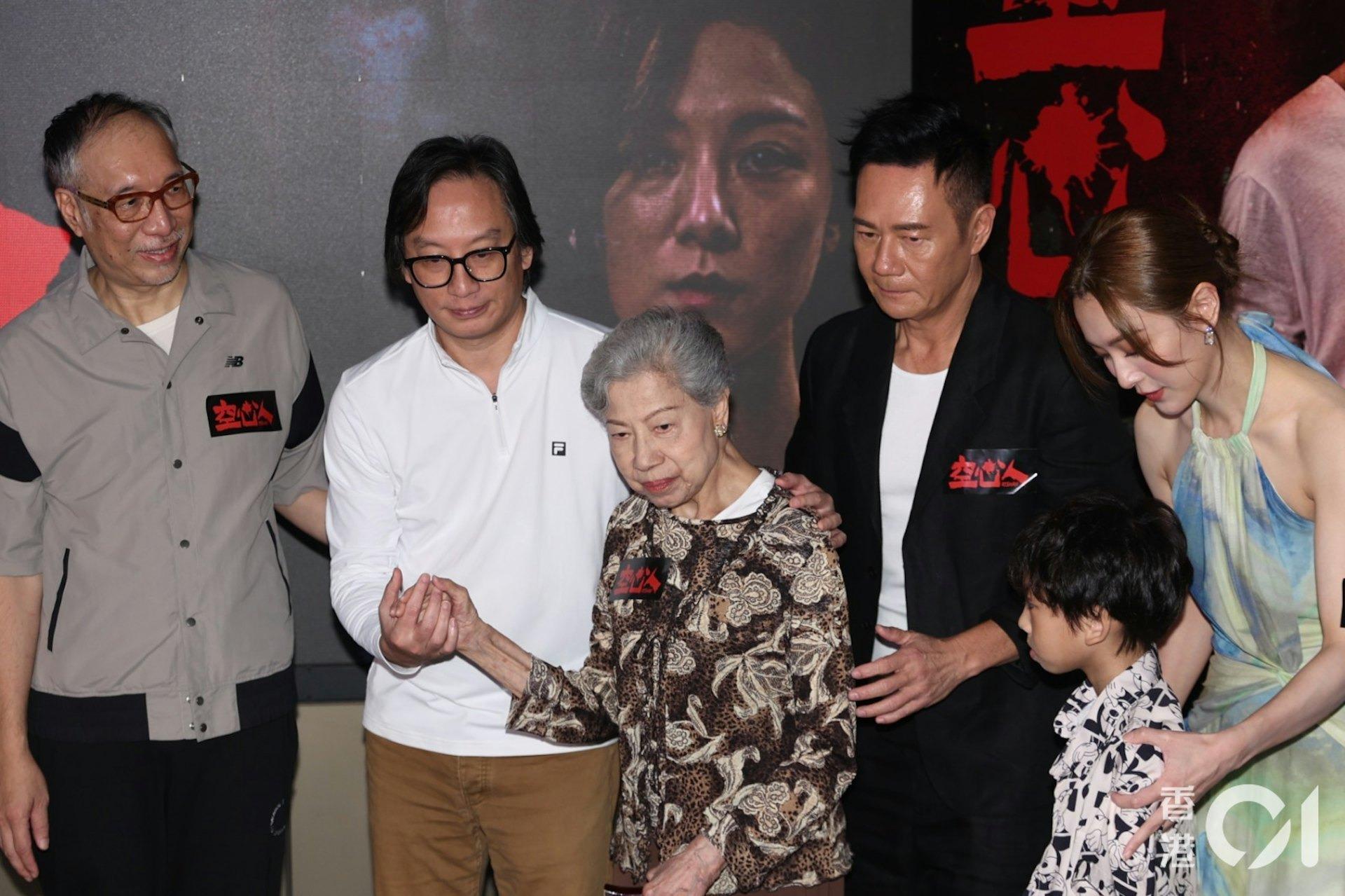 高齡90歲的羅蘭上台時步伐緩慢，需要張兆輝攙扶，但精神狀態良好。（圖／香港01）