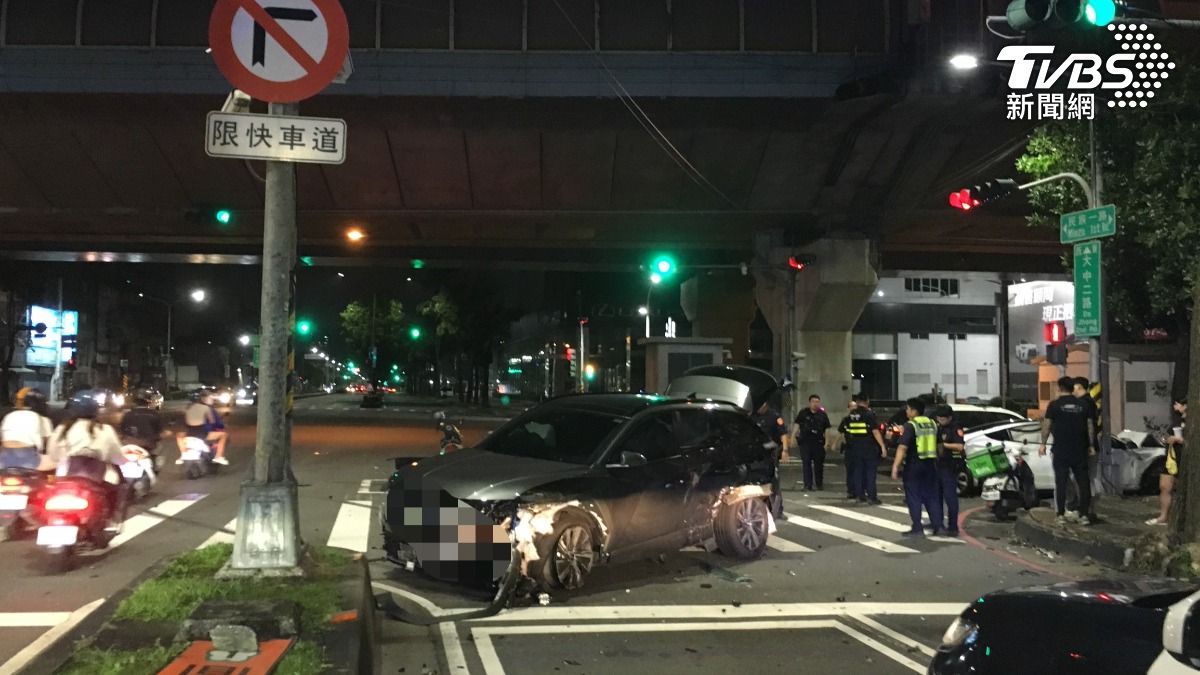 高雄特斯拉闖燈「災難式」碰撞!多車遭波及6人受傷送醫