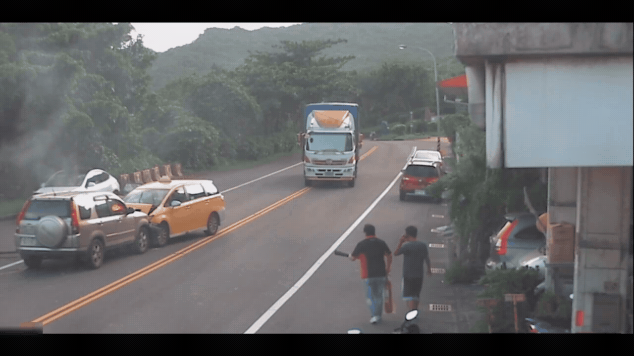宜蘭休旅車撞小黃,當場燒成火球。(圖/TVBS)