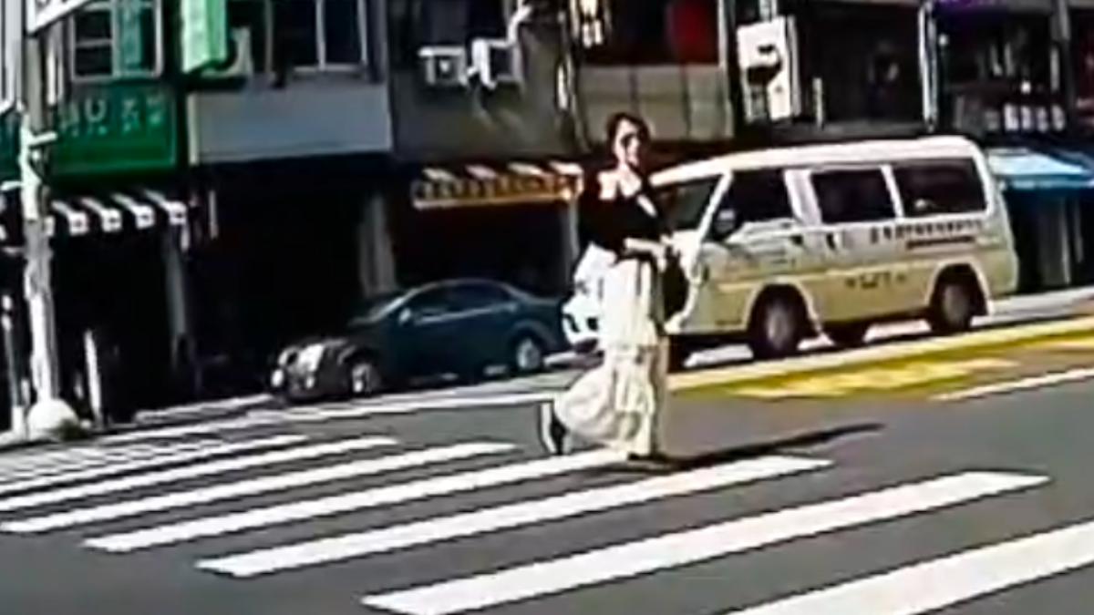 路中央「勾腳伸腿」擺拍!高雄露肩熟女無視車流 警方開罰了