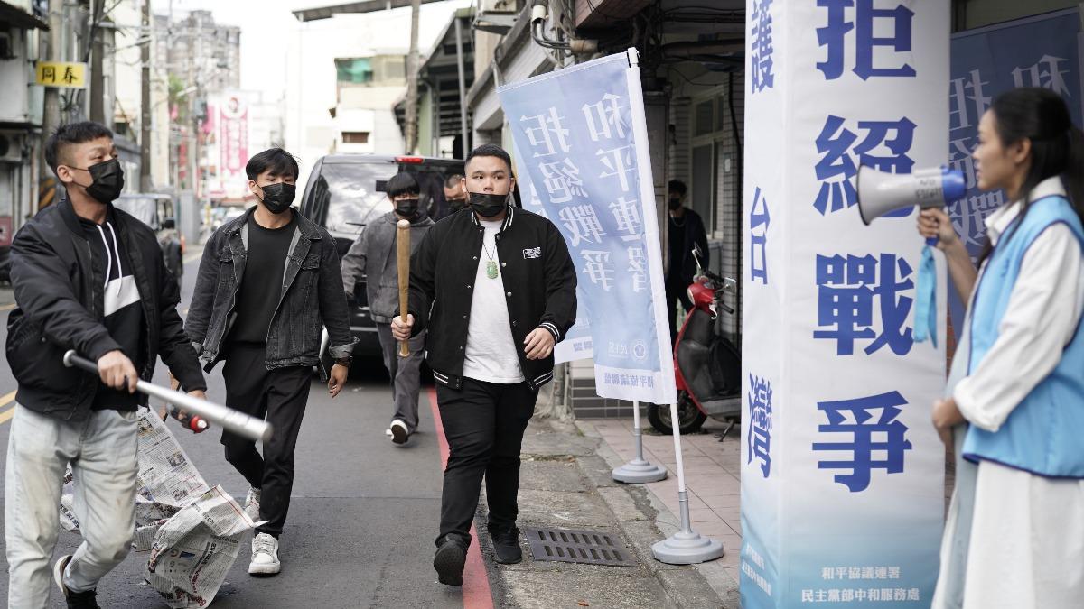 《零日攻擊》男星總統府前「暴打孕婦」 曝震撼過程:很痛心